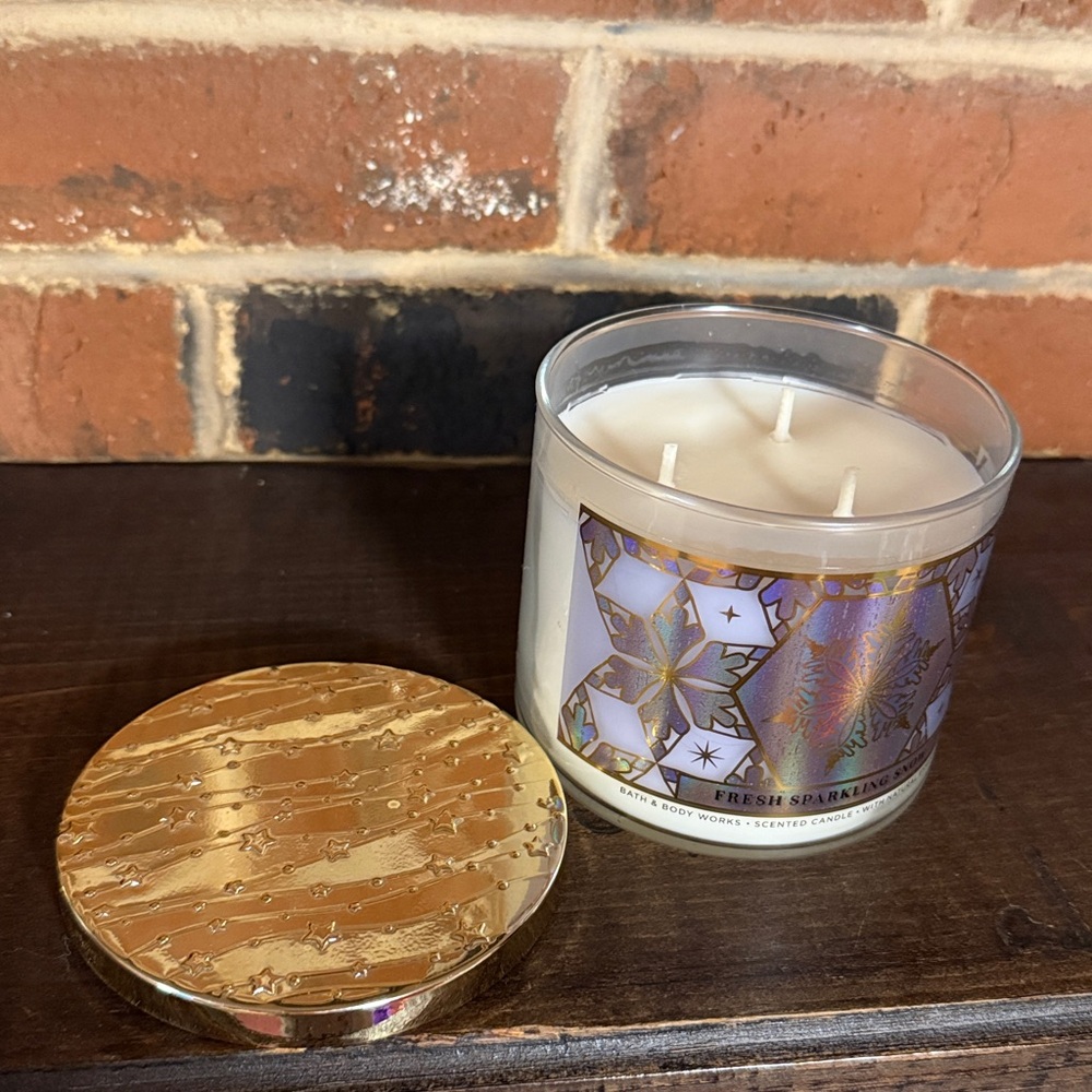 Bath & Body Works FRESH SPARKLING SNOW 3-Wick 14.5 oz Scented Candle Winter NEW - Picture 2 of 4